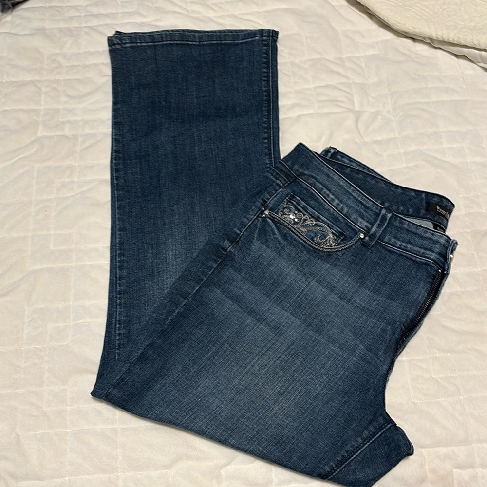 White House Black Market women’s jeans size 12-14S in excellent condition.